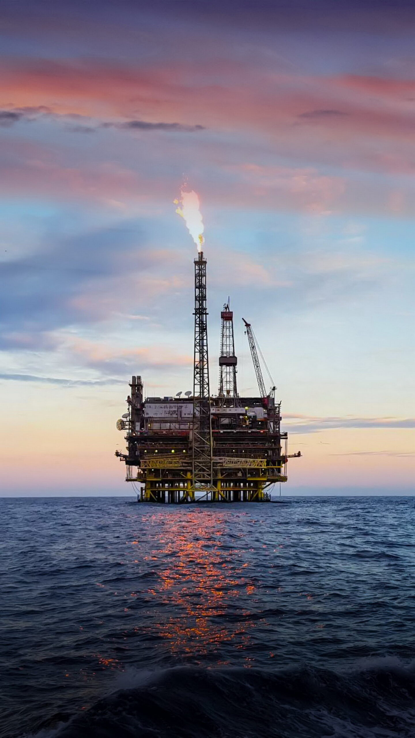 Nosotros offshore construction platform for production oil and gas. oil a